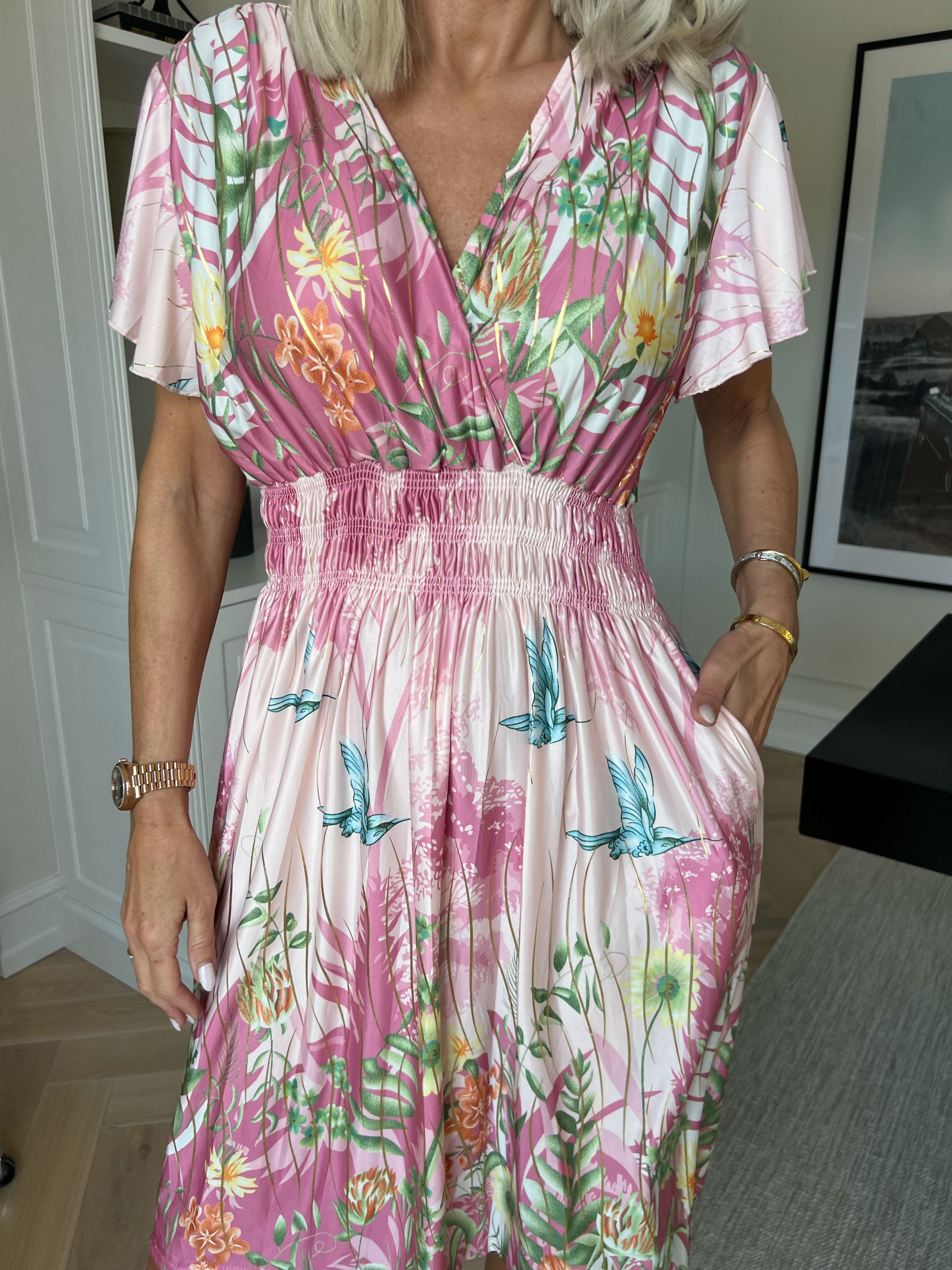 Pams Hummingbird Short - Kort elastisk kjole med fuglemotiver, guld detaljer og lommer